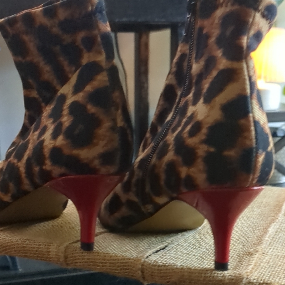 💋Crazy Work!! Betsey Johnson Leopard Ankle Boots with Red Kitten 👠 Heel. - Picture 4 of 9